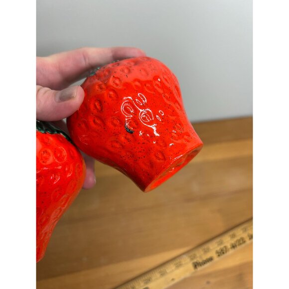 Vintage giant strawberry salt and pepper shakers ceramic- no stoppers - Picture 2 of 5